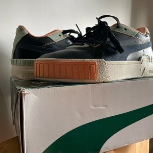 Gently worn Puma Women’s fashion sneaker.